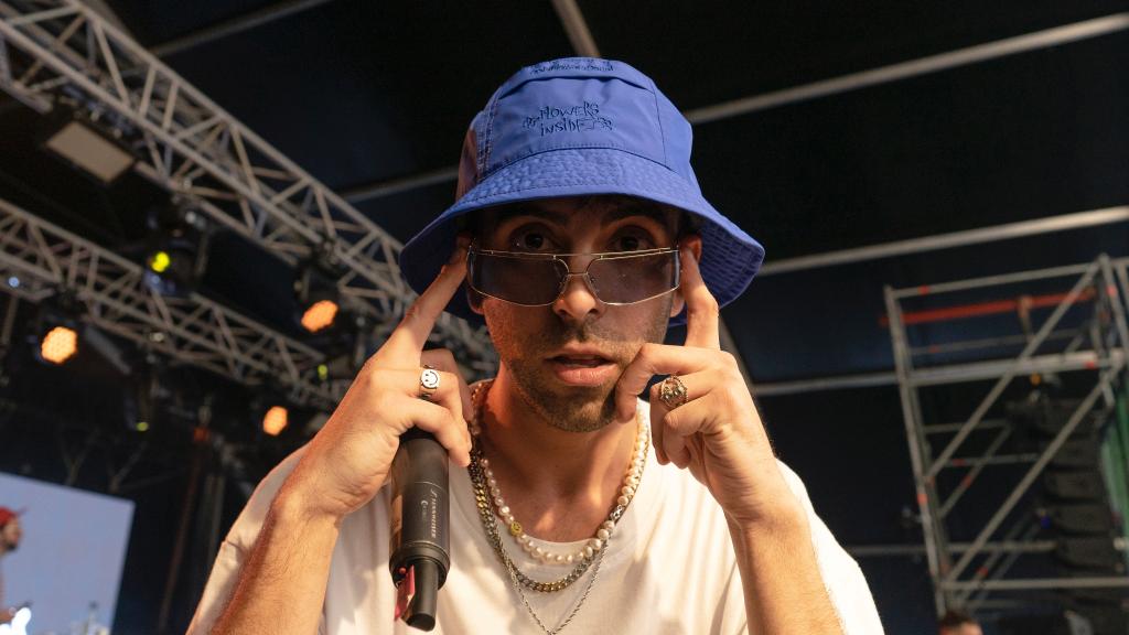 Don Patricio mirando a cámara mientras se coloca las gafas micrófono en mano