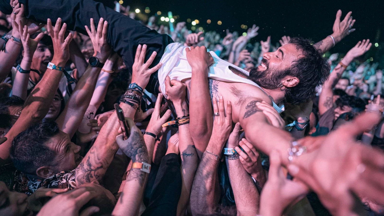 El Canijo de Jerez siendo manteando en el público del concierto.